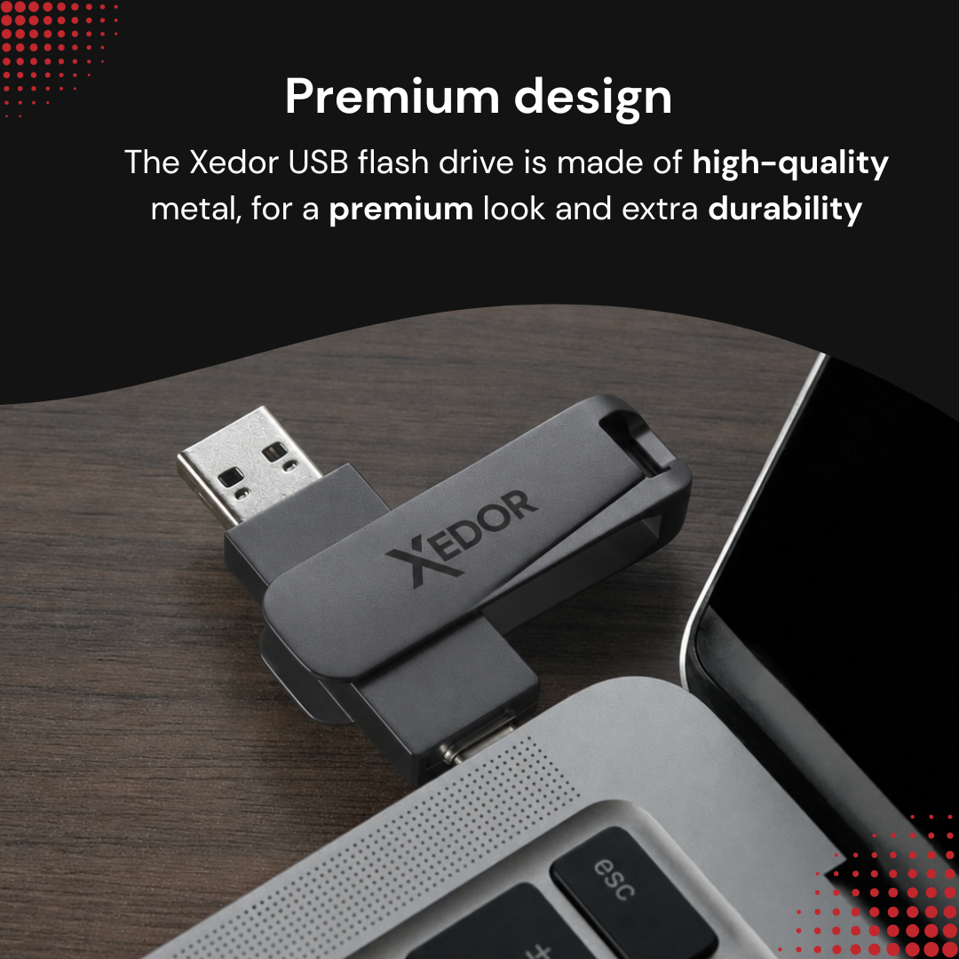 Een Xedor metalen USB-flashdrive aangesloten op een laptop op een houten bureau.