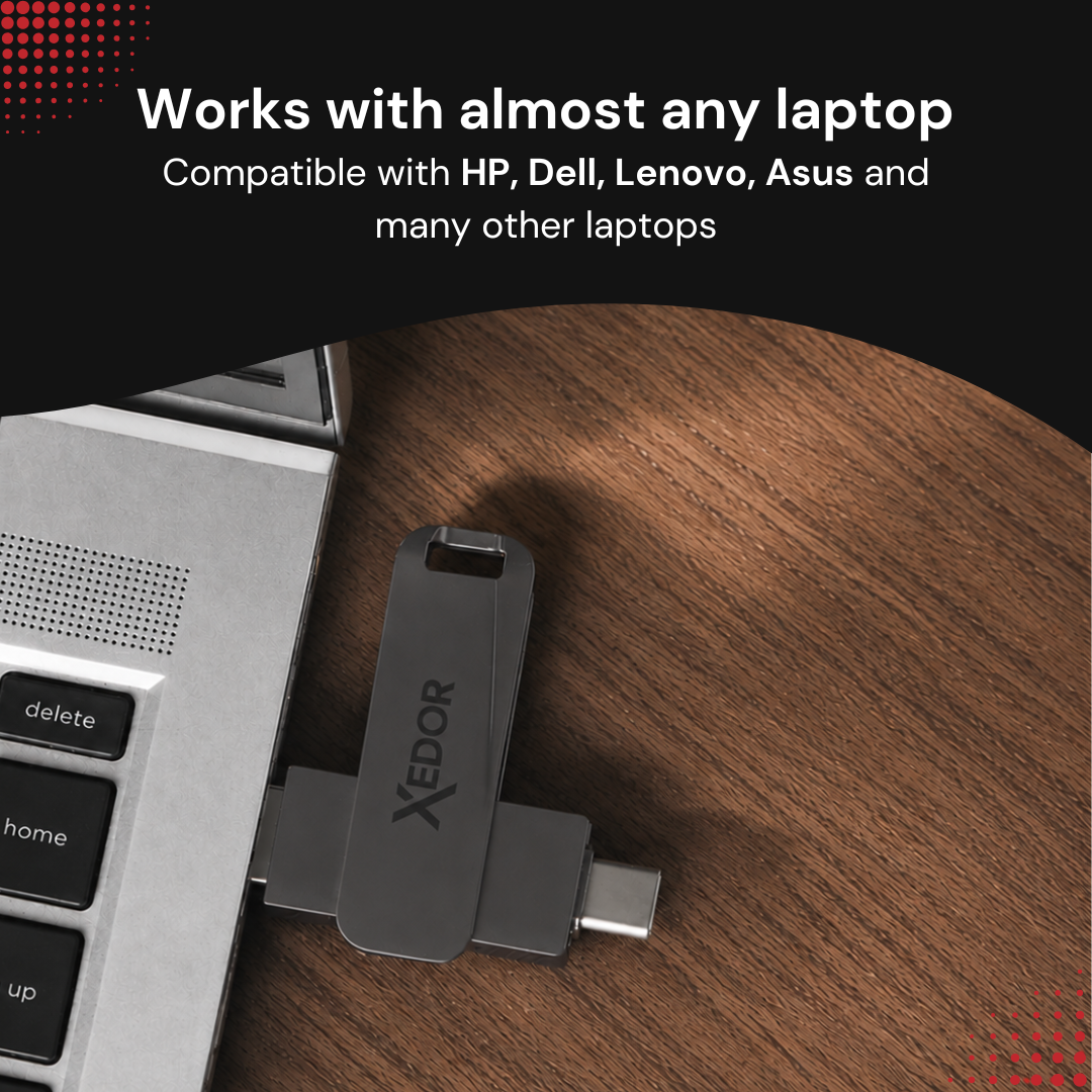 Een zilveren XEDOR USB-flashdrive aangesloten op een laptop.