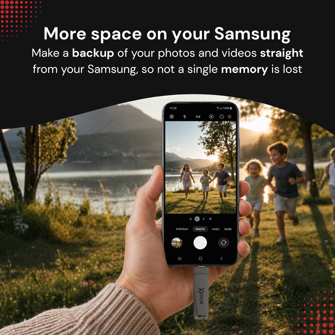 Een hand houdt een Samsung-telefoon met USB-stick vast, waarop rennende kinderen in een park staan.