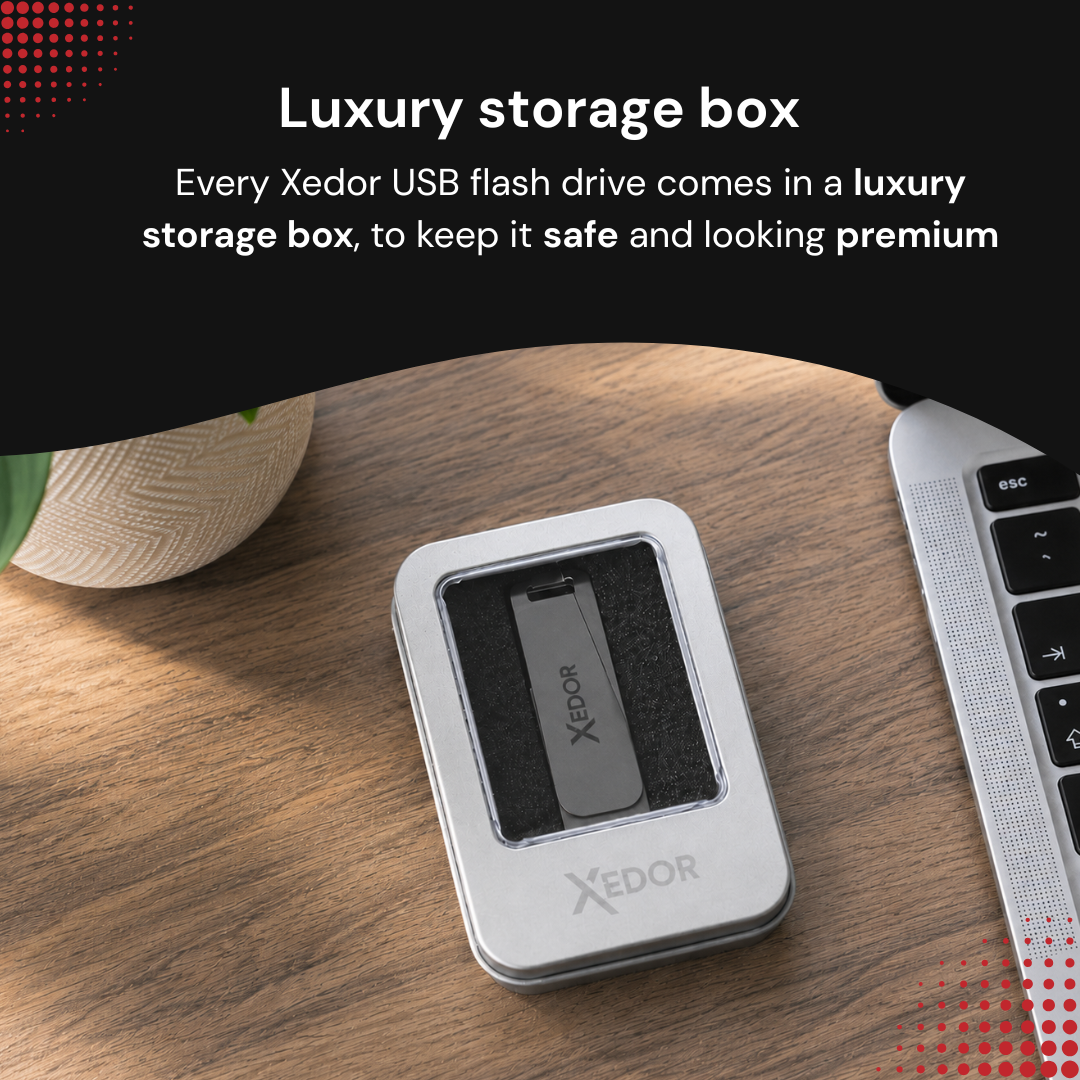 Een Xedor USB-stick in een metalen doosje op een houten bureau naast een laptop.