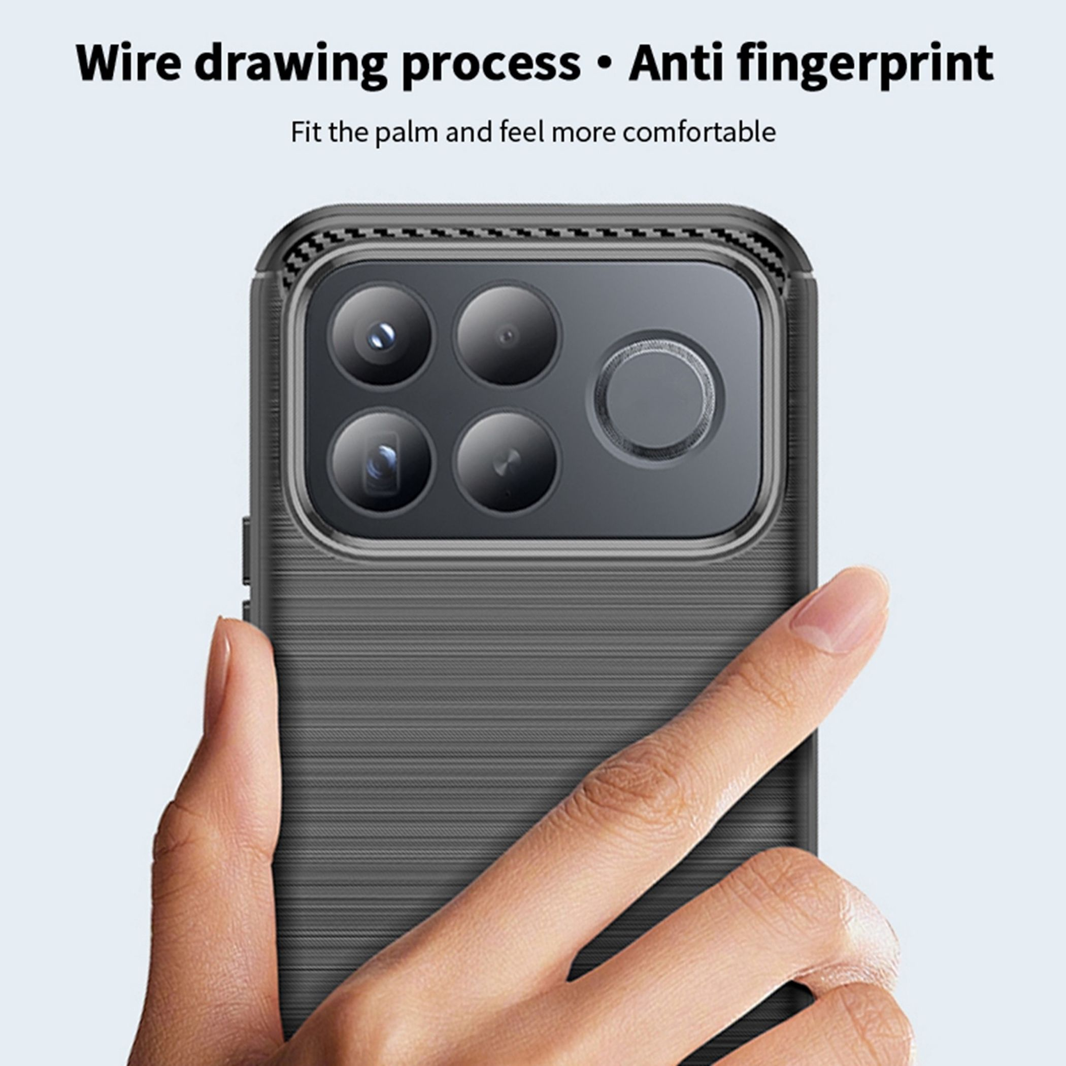 Hand hält graue Smartphone-Schutzhülle mit gebürsteter Metallstruktur und Kameraaussparung.