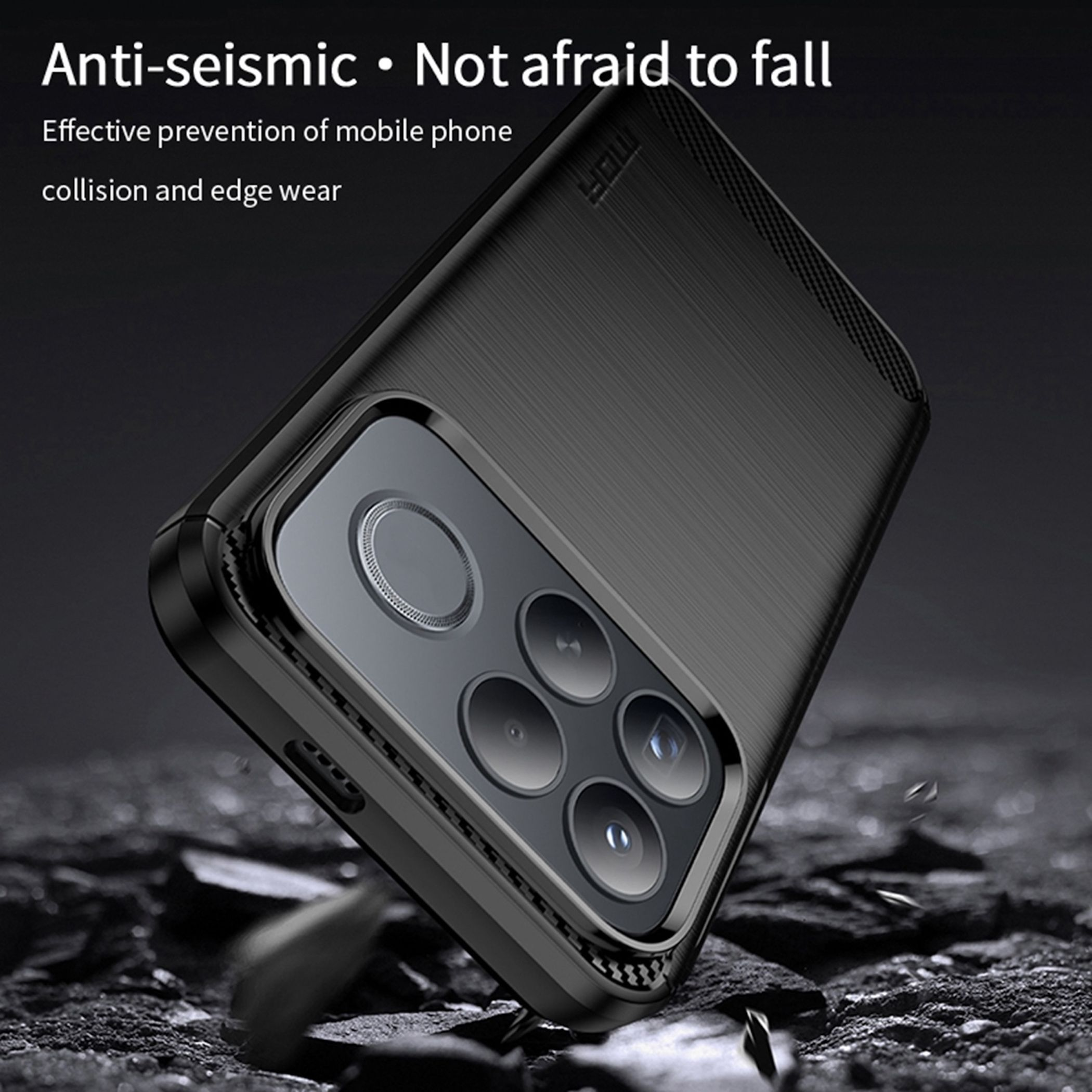Schwarze Schutzhülle mit Quad-Kamera-Ausschnitt über steinigem Untergrund, Text über Stoßfestigkeit.