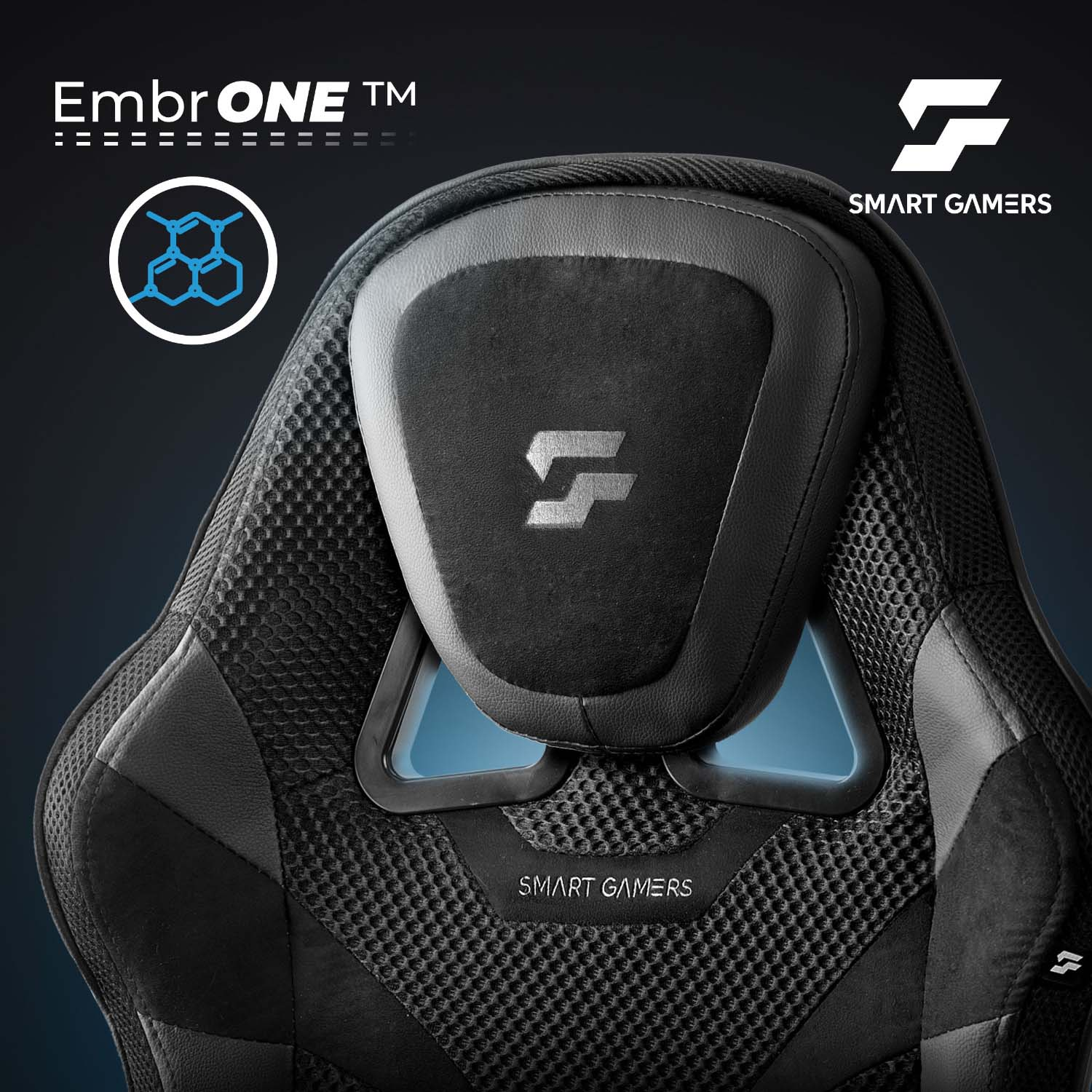 Czarny fotel gamingowy EmbrONE Smart Gamers z zagłówkiem, logo marki i niebieskimi siatkowymi wstawkami na ciemnym tle.