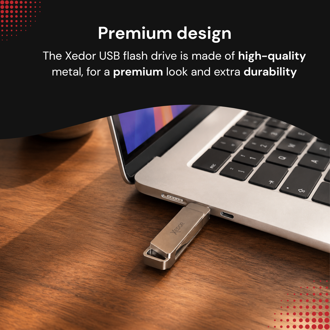 Une clé USB Xedor argentée branchée sur le port d'un ordinateur portable sur un bureau en bois.