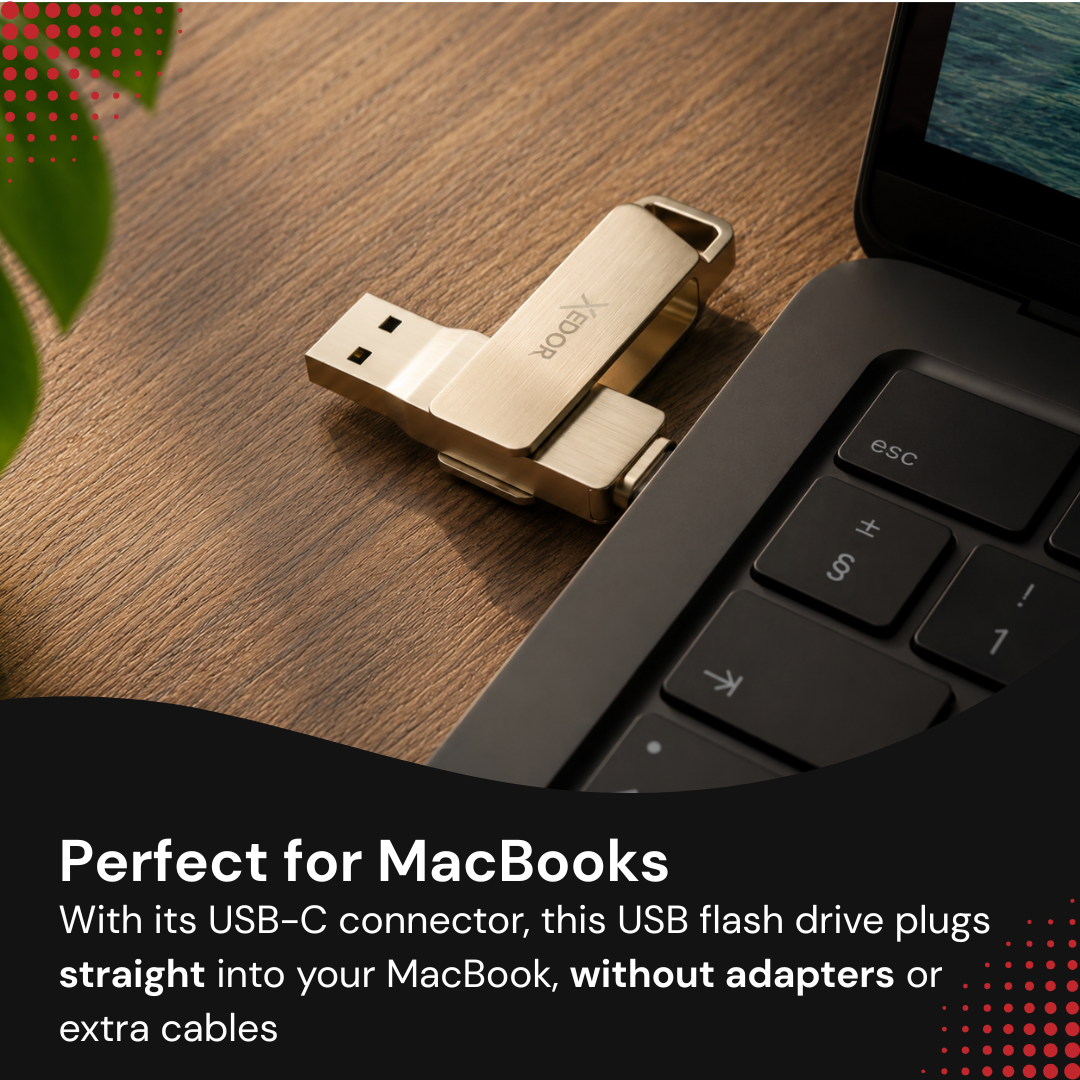 Une clé USB dorée repose sur un bureau en bois à côté d'un clavier de MacBook.