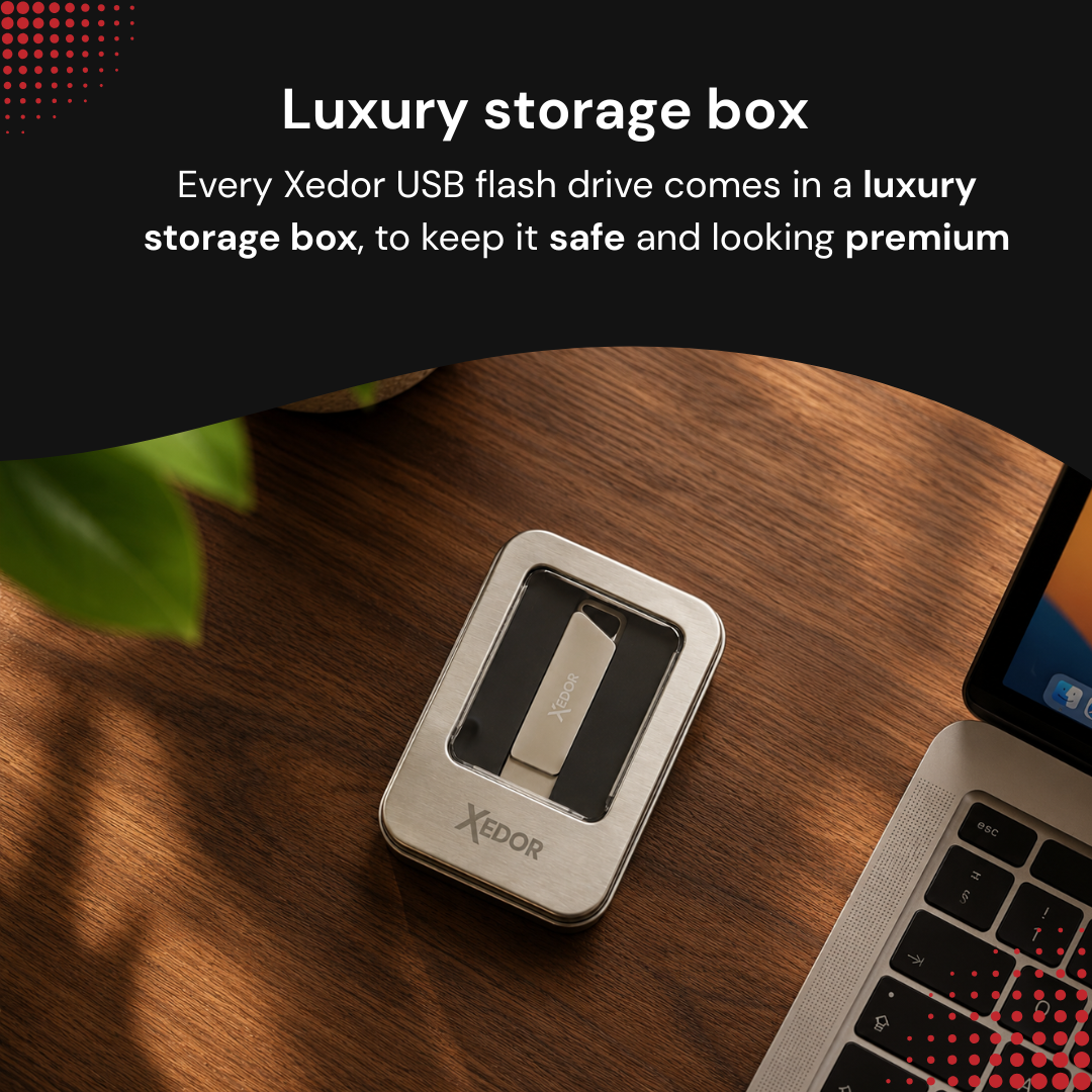 Une clé USB Xedor argentée dans un coffret de luxe sur un bureau en bois.
