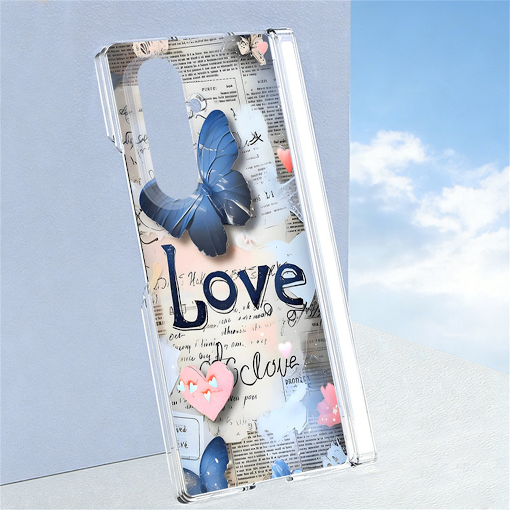 Eine transparente Handyschale mit blauem Schmetterling, Zeitungshintergrund, Wort Liebe und rosa Herzen.