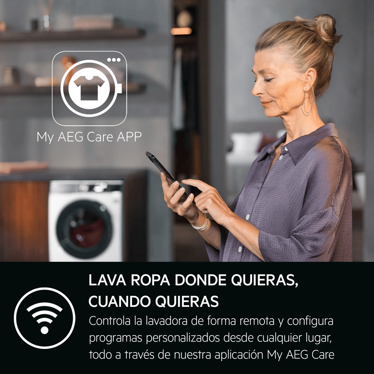 Una mujer mayor usa su teléfono inteligente con una lavadora al fondo y texto sobre la aplicación My AEG Care.