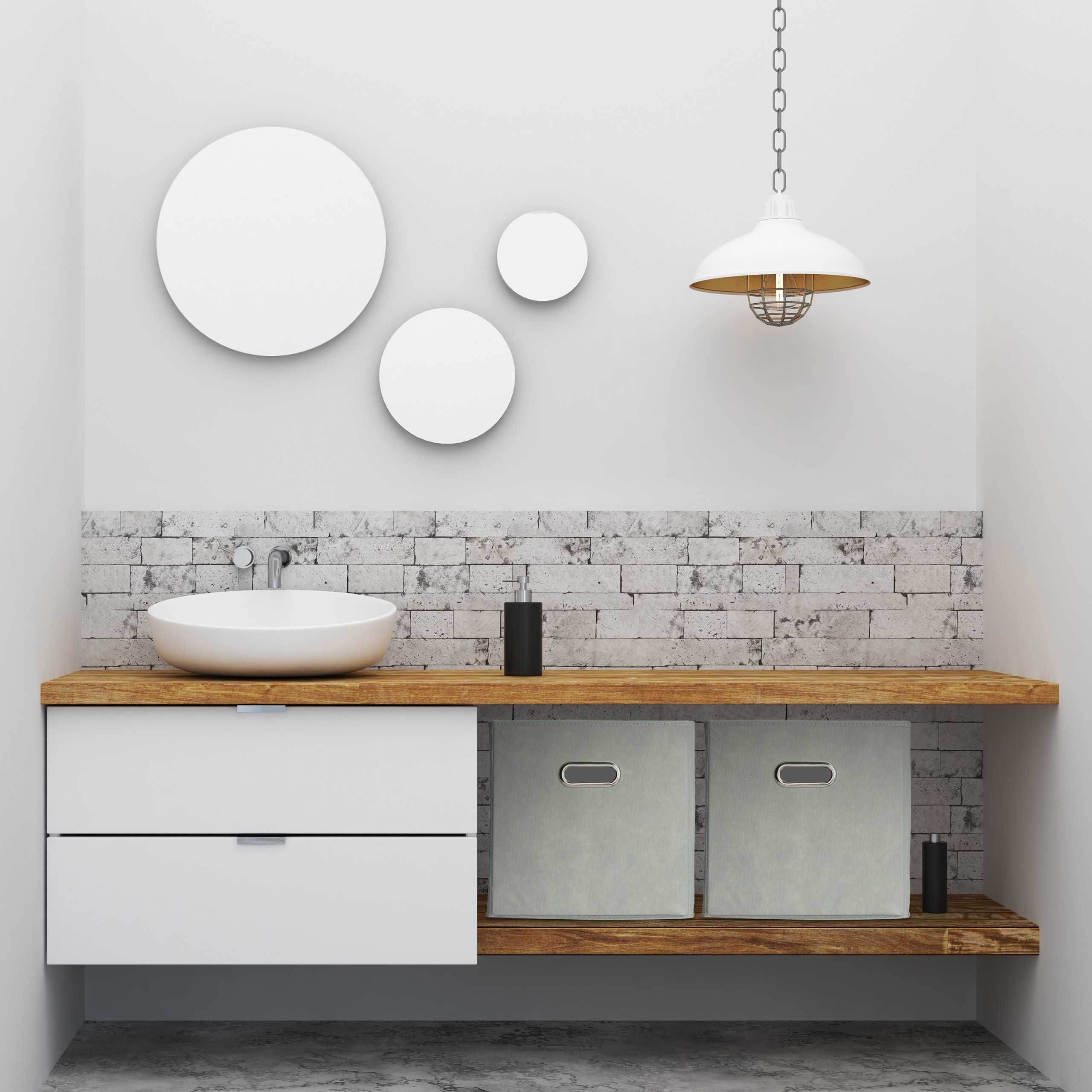 Ein modernes Badezimmer mit weißem Waschbecken, Holztheke, runden Spiegeln und Hängeleuchte vor Steinwand.