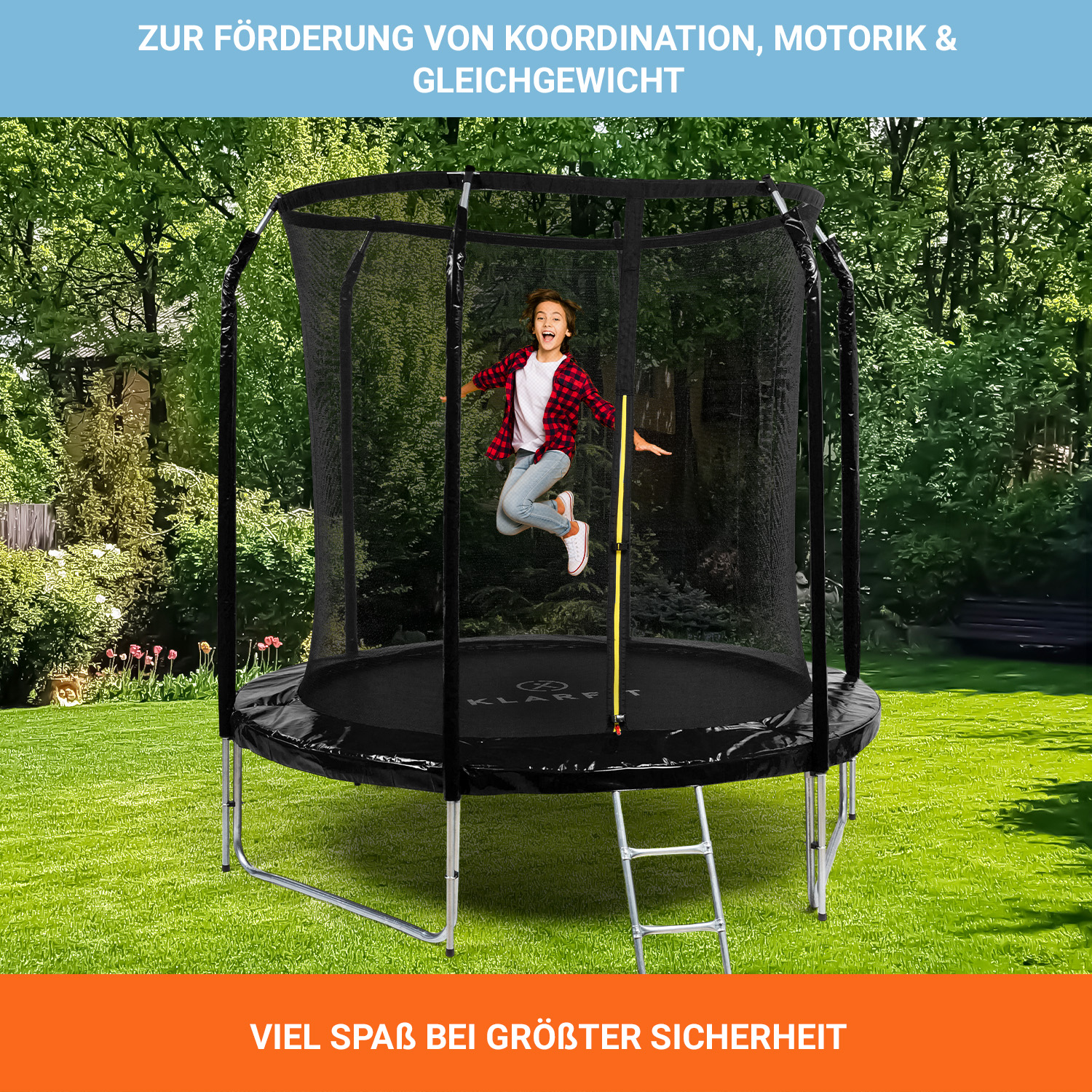 Ein glücklicher Junge springt in einem großen Gartentrampolin mit Sicherheitsnetz vor grüner Natur.