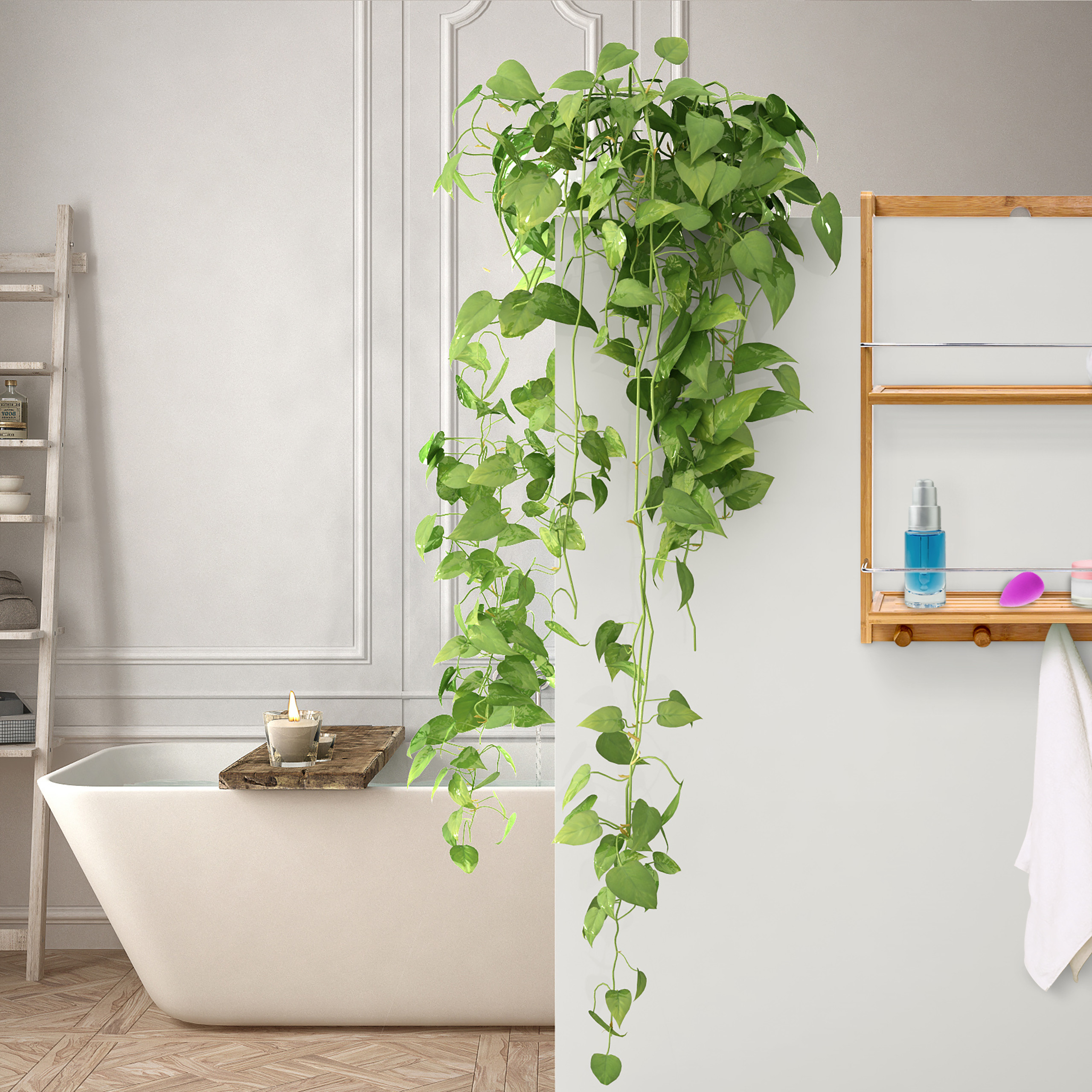 Ein Badezimmer mit weißer Wanne, brennender Kerze, hängender Pflanze, Holzregal mit Kosmetik und Handtuch.