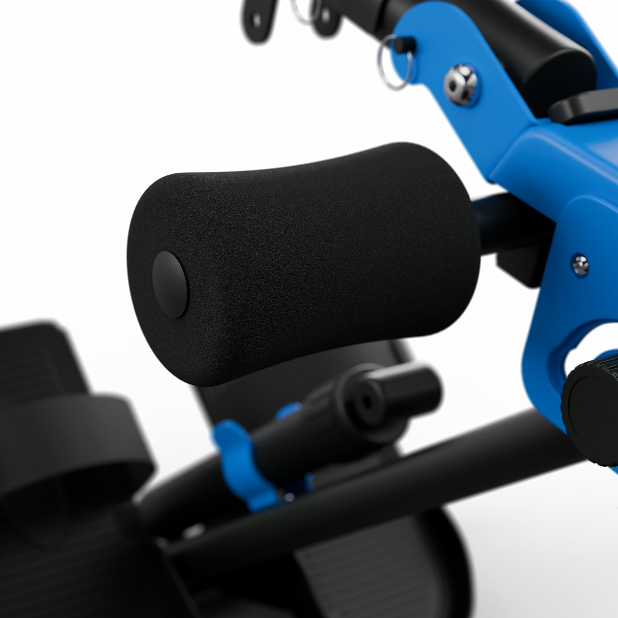 Nahaufnahme einer blauen und schwarzen Fitnessmaschine mit einer weichen Schaumstoffrolle im Vordergrund.