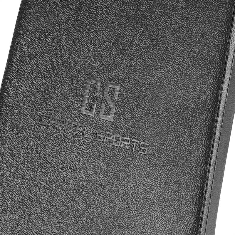 Nahaufnahme einer schwarzen Fitnessbank aus Kunstleder mit geprägtem Capital Sports Logo.