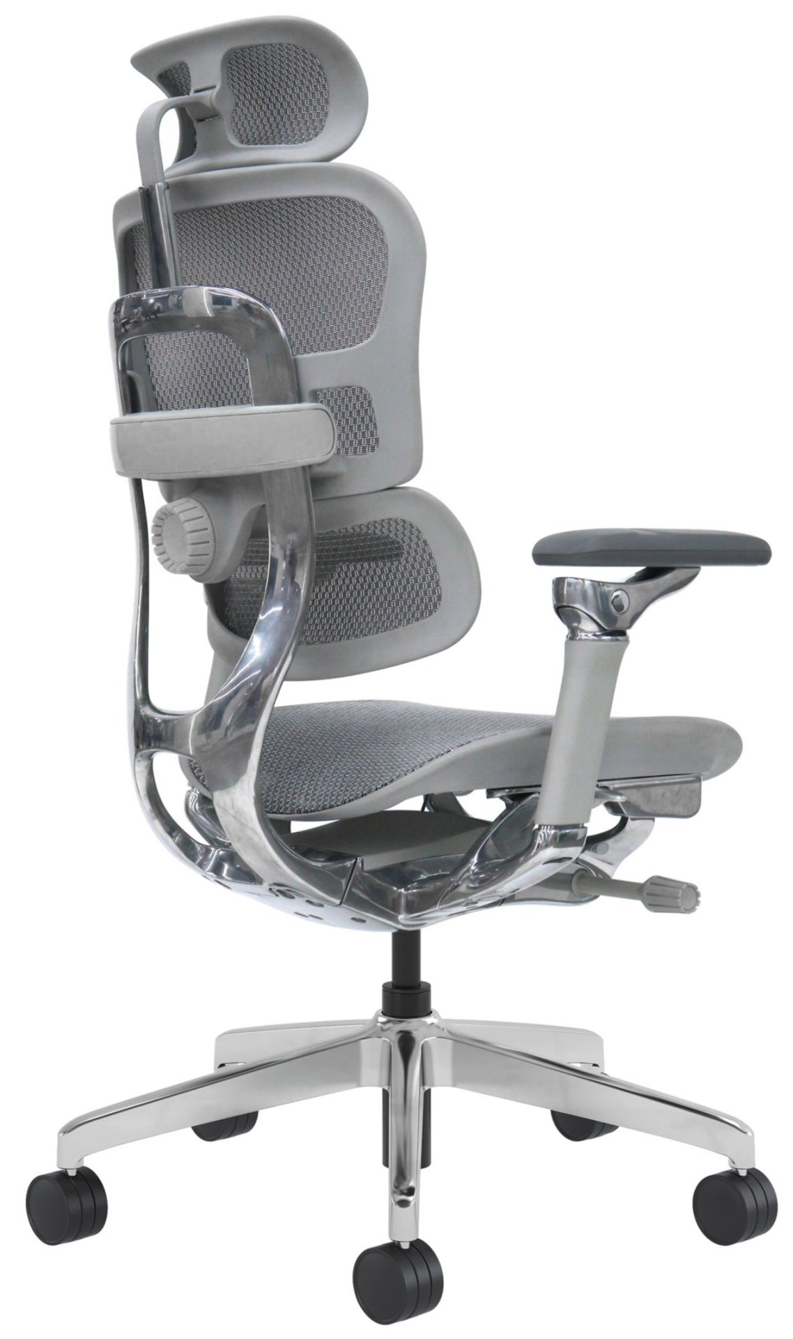 Ergonomischer grauer Bürostuhl mit Chromgestell, Kopfstütze und Rollen auf weißem Grund.