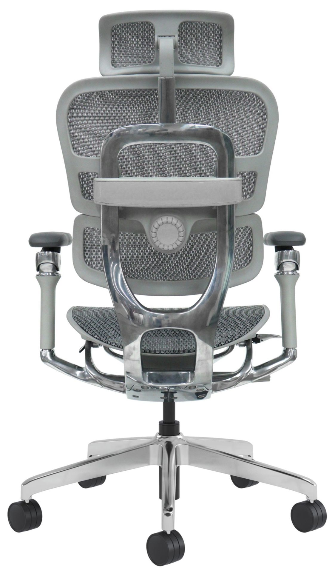 Rückansicht eines grauen ergonomischen Bürostuhls mit Netzgewebe, Chromrahmen und Rollen.
