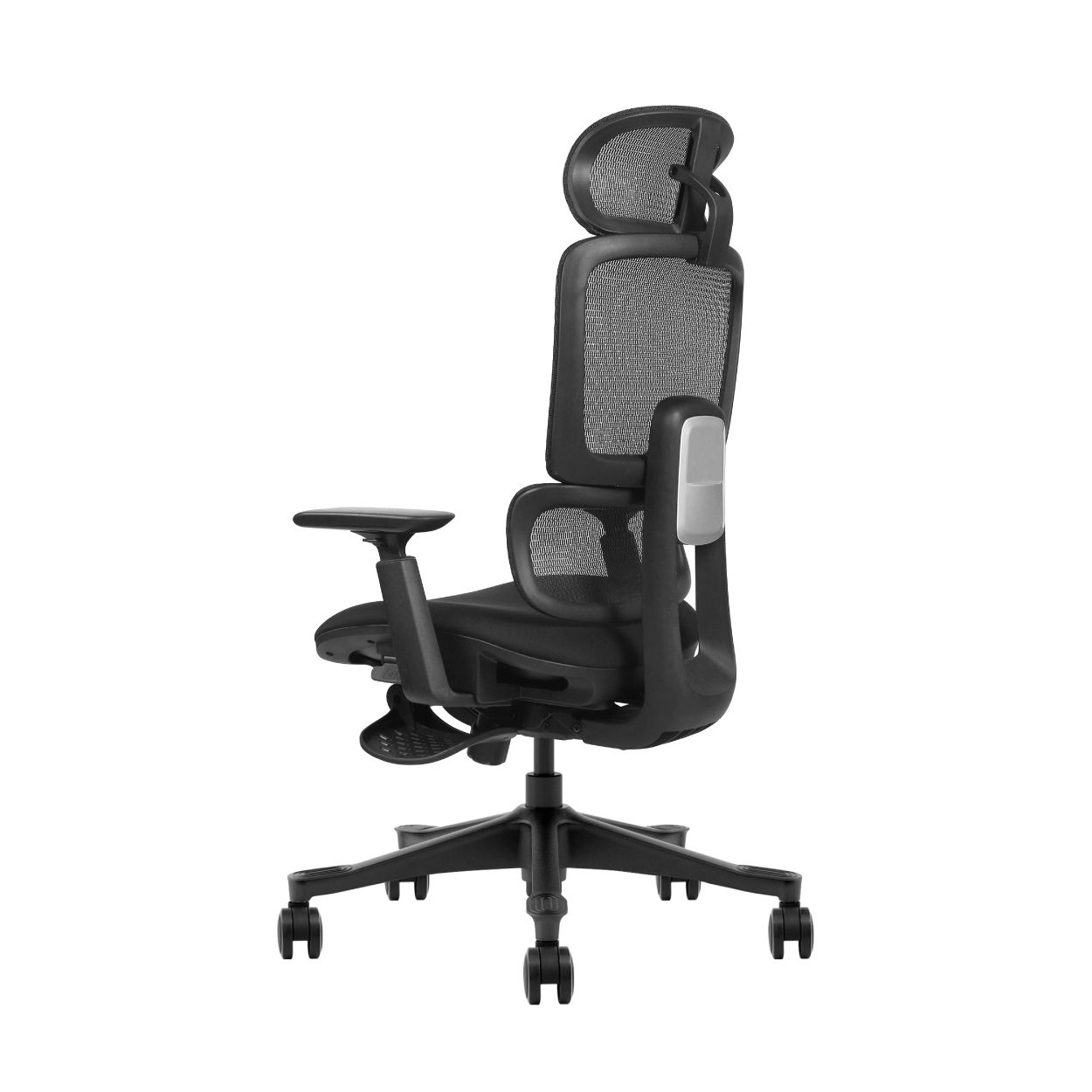 Ein schwarzer ergonomischer Buerostuhl mit Netzrueckenlehne und Kopfstuetze auf rollen.