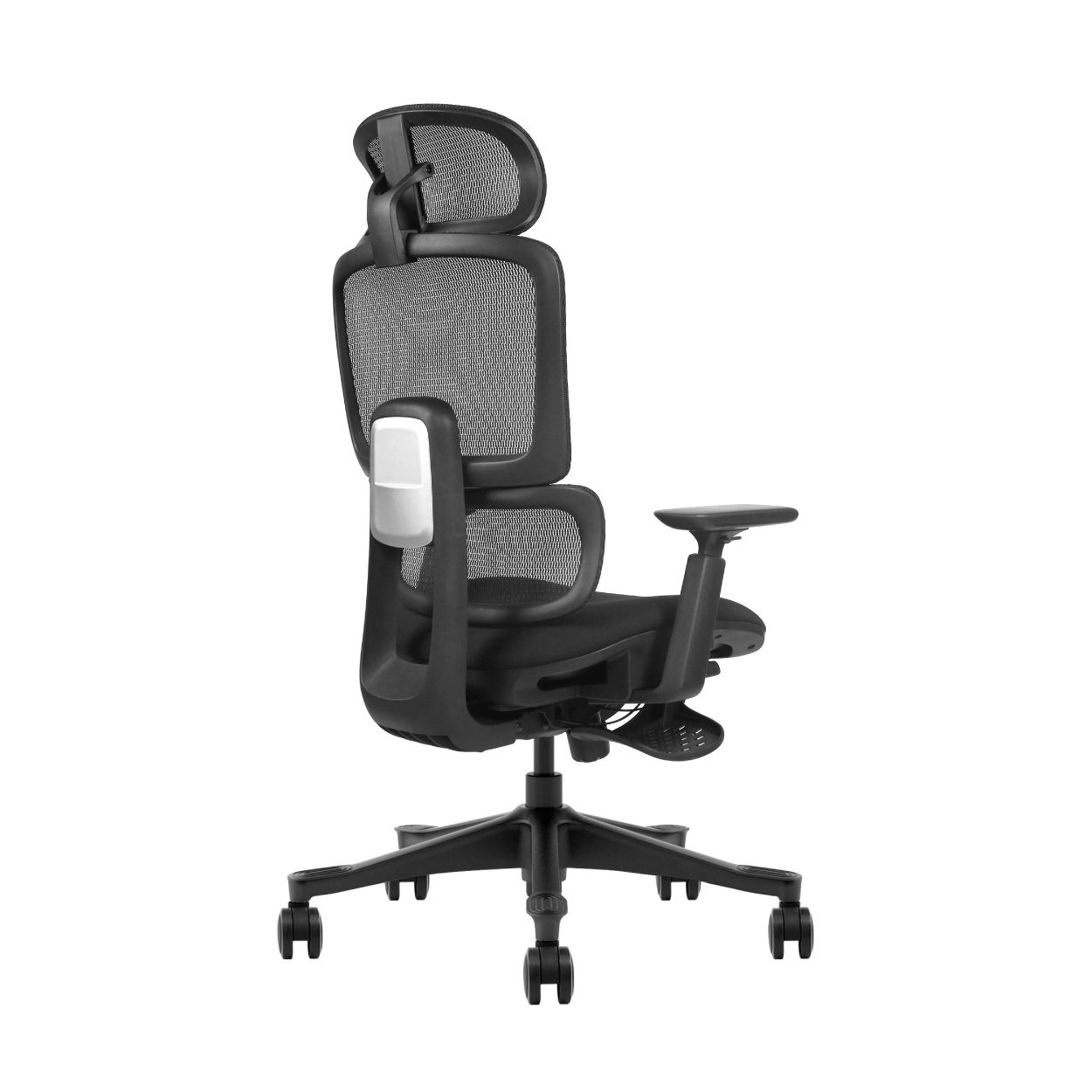 Rückansicht eines modernen ergonomischen schwarzen Bürostuhls mit Netzrückenlehne und Kopfstütze, auf Rollen.