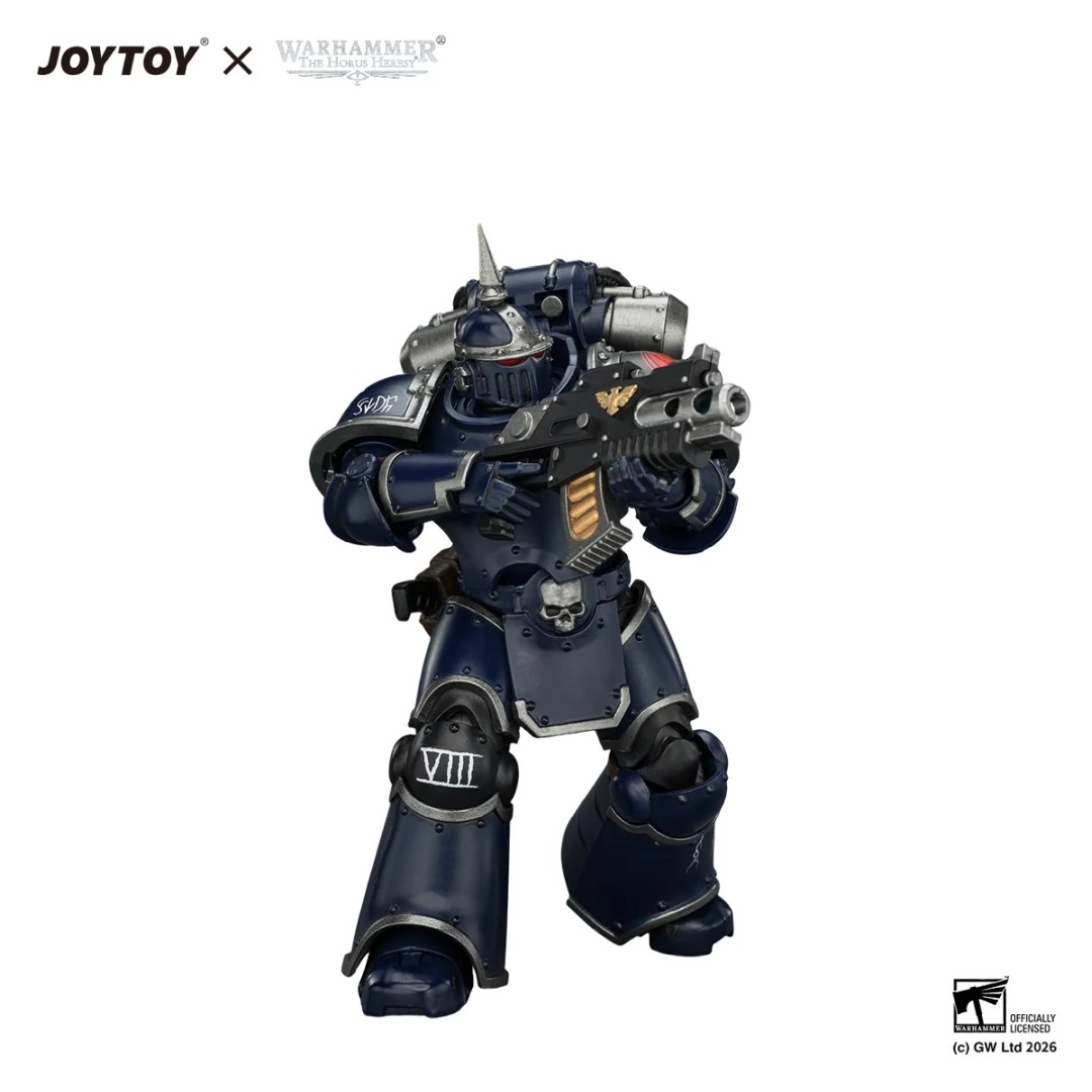 Niebieska figurka akcji Warhammer Space Marine trzymająca czarny karabin i klamrę z czaszką.