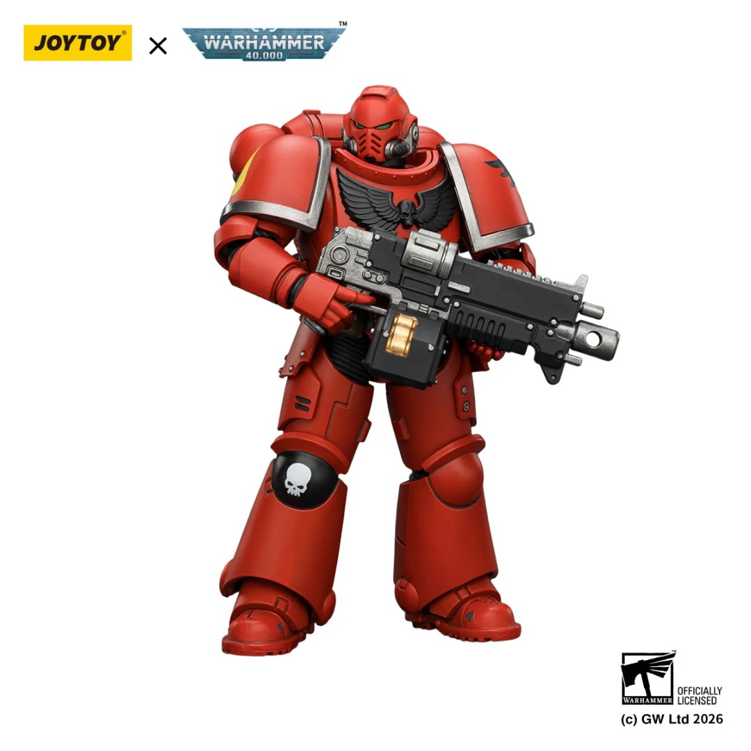 Czerwona figurka Space Marine z Warhammer 40,000 trzymająca duży czarny karabin na białym tle.