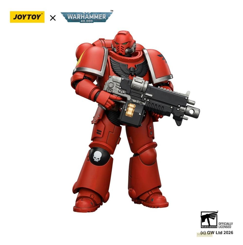 Czerwona figurka akcji Space Marine z Warhammer 40k trzymająca duży bolter na białym tle.
