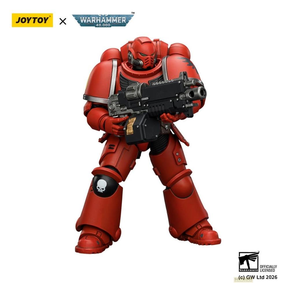 Czerwona figurka akcji Warhammer 40k trzymająca duży czarny karabin bolter na białym tle.