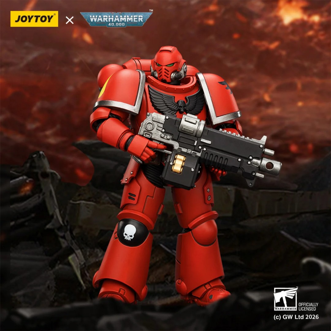 Czerwona figurka akcji Warhammer Space Marine trzymająca duży karabin w zrujnowanym krajobrazie.