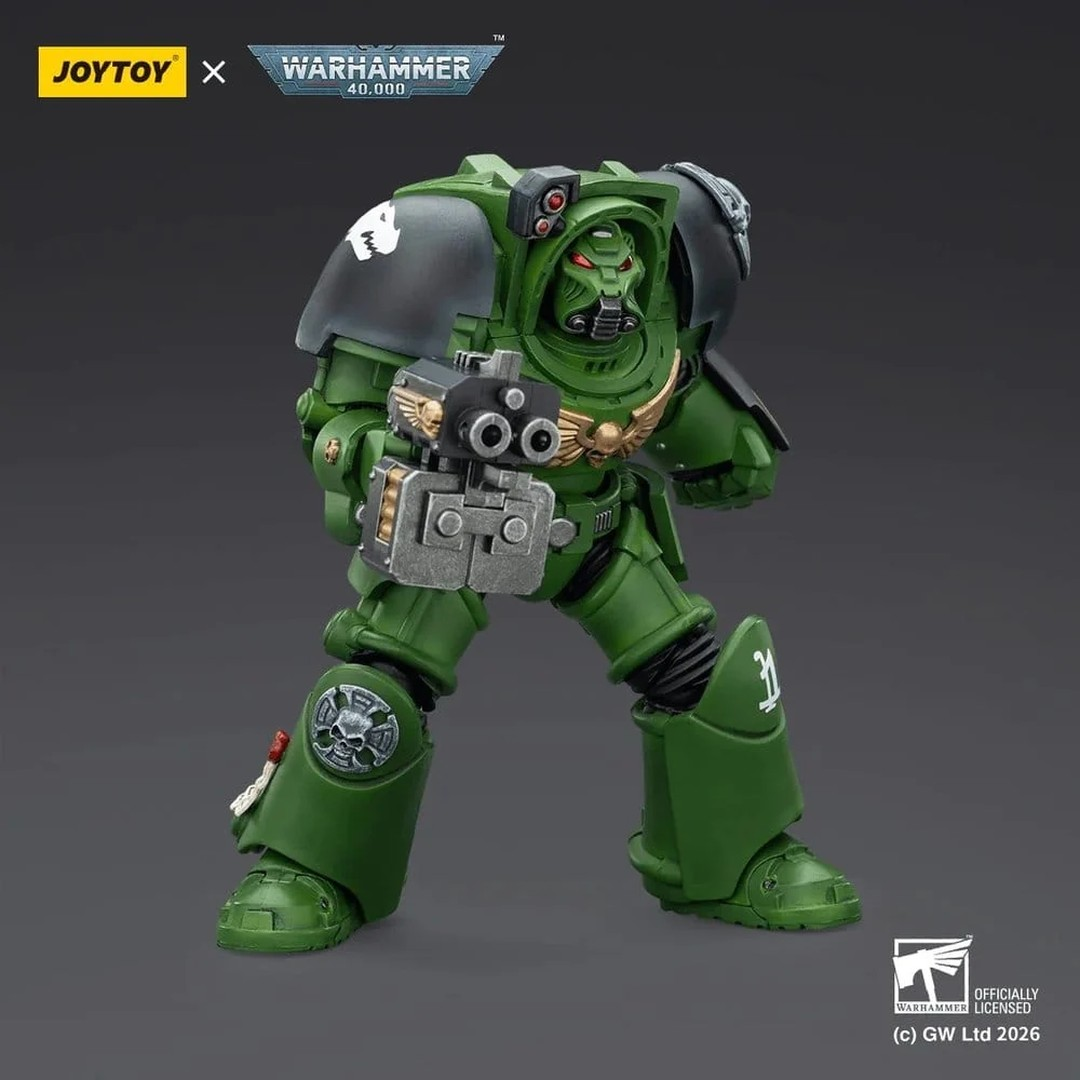 Zielona figurka akcji Warhammer 40 000 w zbroi terminatora trzymająca broń.