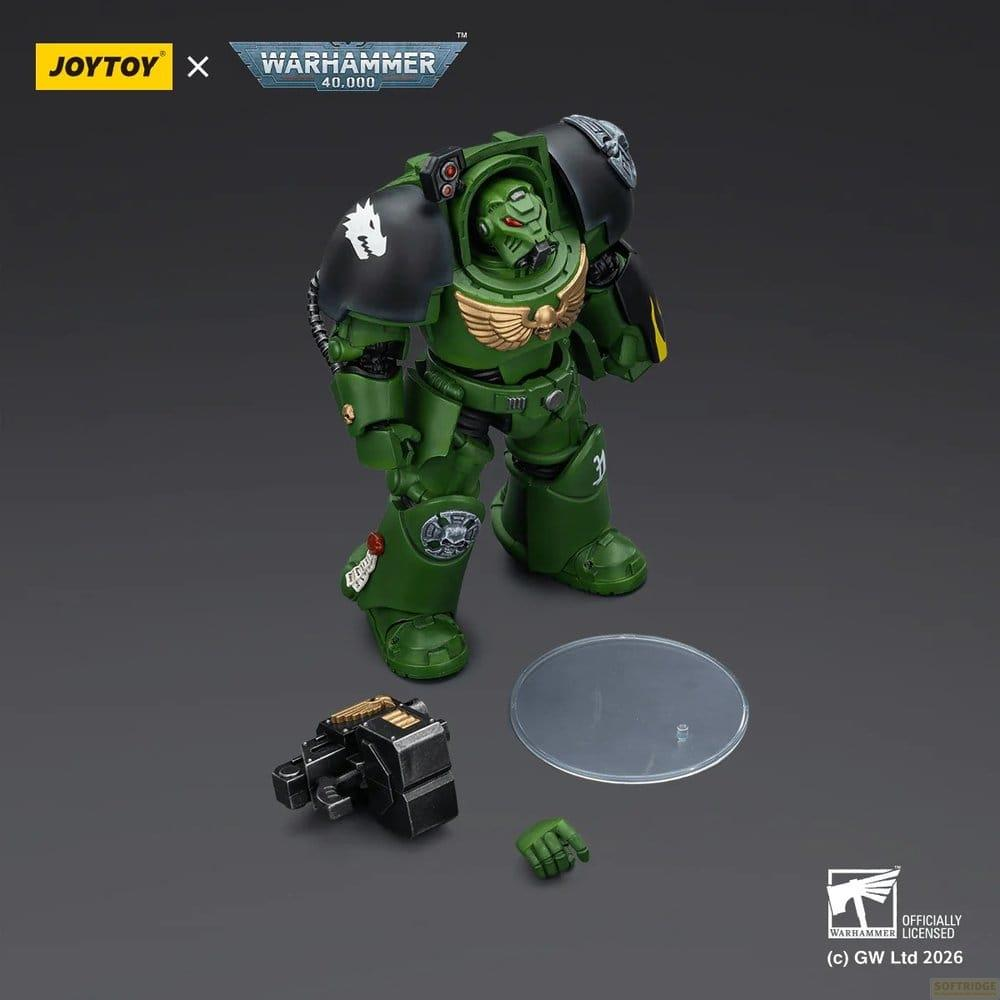 Zielona figurka Warhammer 40 000 z czarnym naramiennikiem, bronią i przezroczystą podstawką.