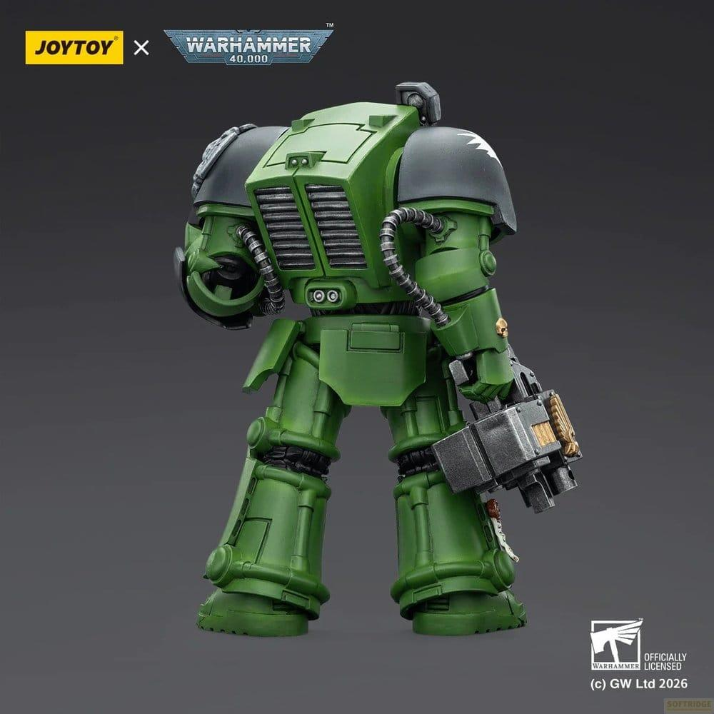 Widok z tyłu zielonej figurki akcji Warhammer 40k Space Marine z czarnymi naramiennikami.