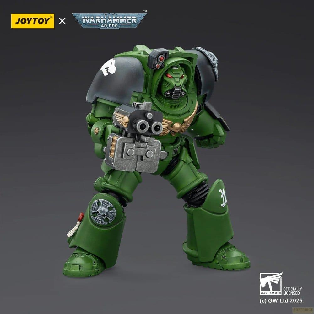 Zielona figurka akcji Space Marine z Warhammera 40,000 trzymająca ciężki bolter na szarym tle.