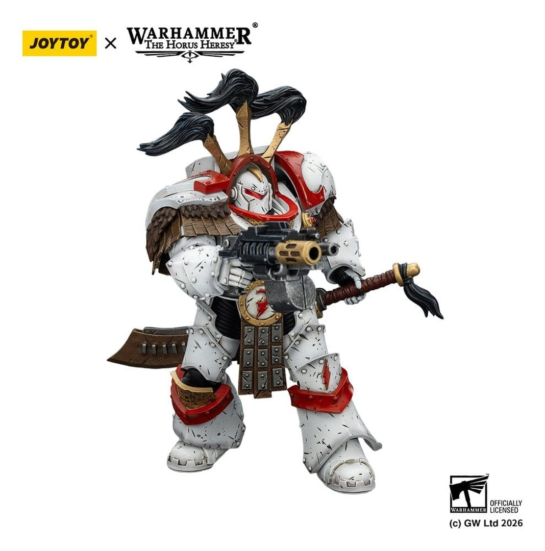 Figurka akcji Warhammer Horus Heresy w biało-czerwonej zbroi z bronią na białym tle.