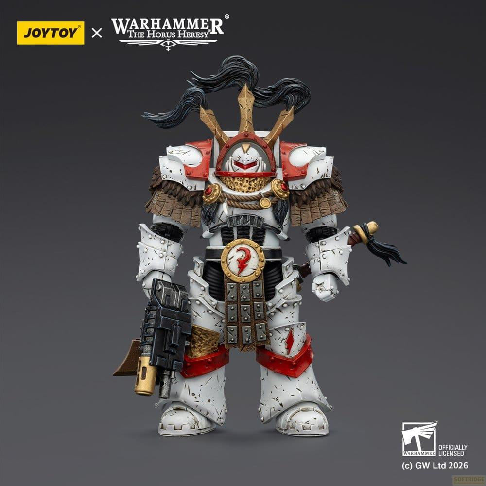 Figurka akcji Warhammer Horus Heresy w białego-czerwonej zbroi z futrzanym kołnierzem i karabinem.