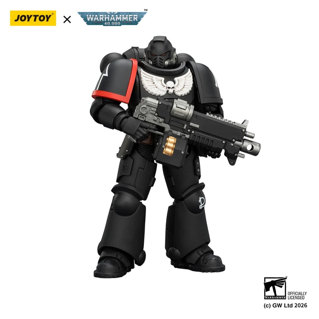 Czarna figurka akcji JoyToy Warhammer 40k trzymająca dużą broń, z symbolem czaszki.
