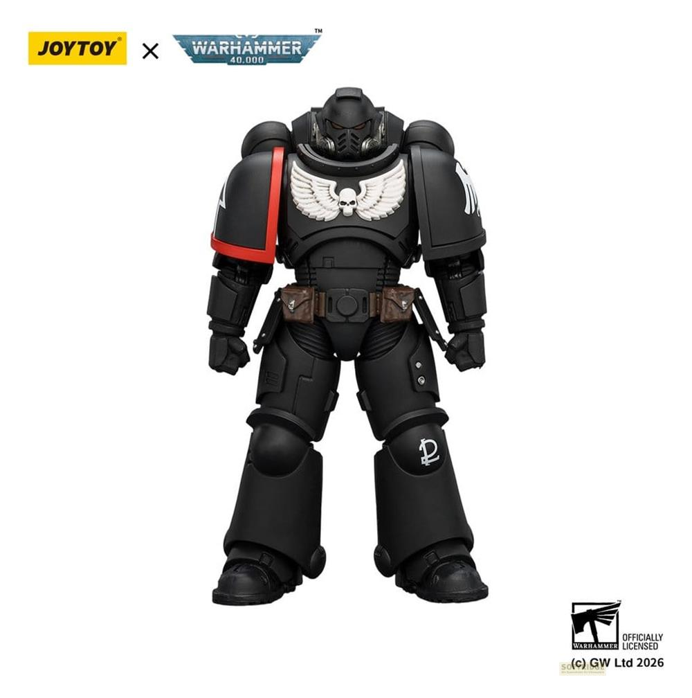 Czarna figurka akcji JoyToy Warhammer 40 000 z białym emblematem orła na piersi na białym tle.