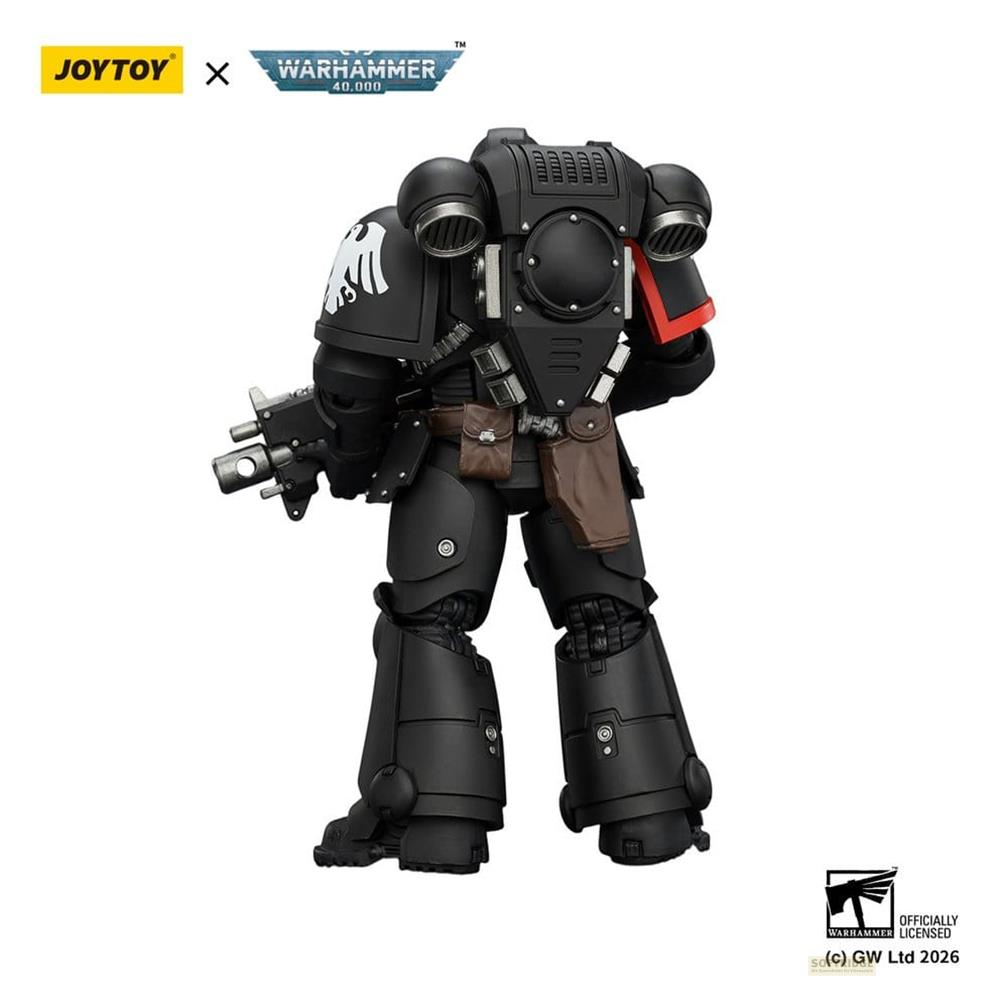 Widok z tyłu czarnej figurki akcji Warhammer 40000 Space Marine z bronią i emblematem.