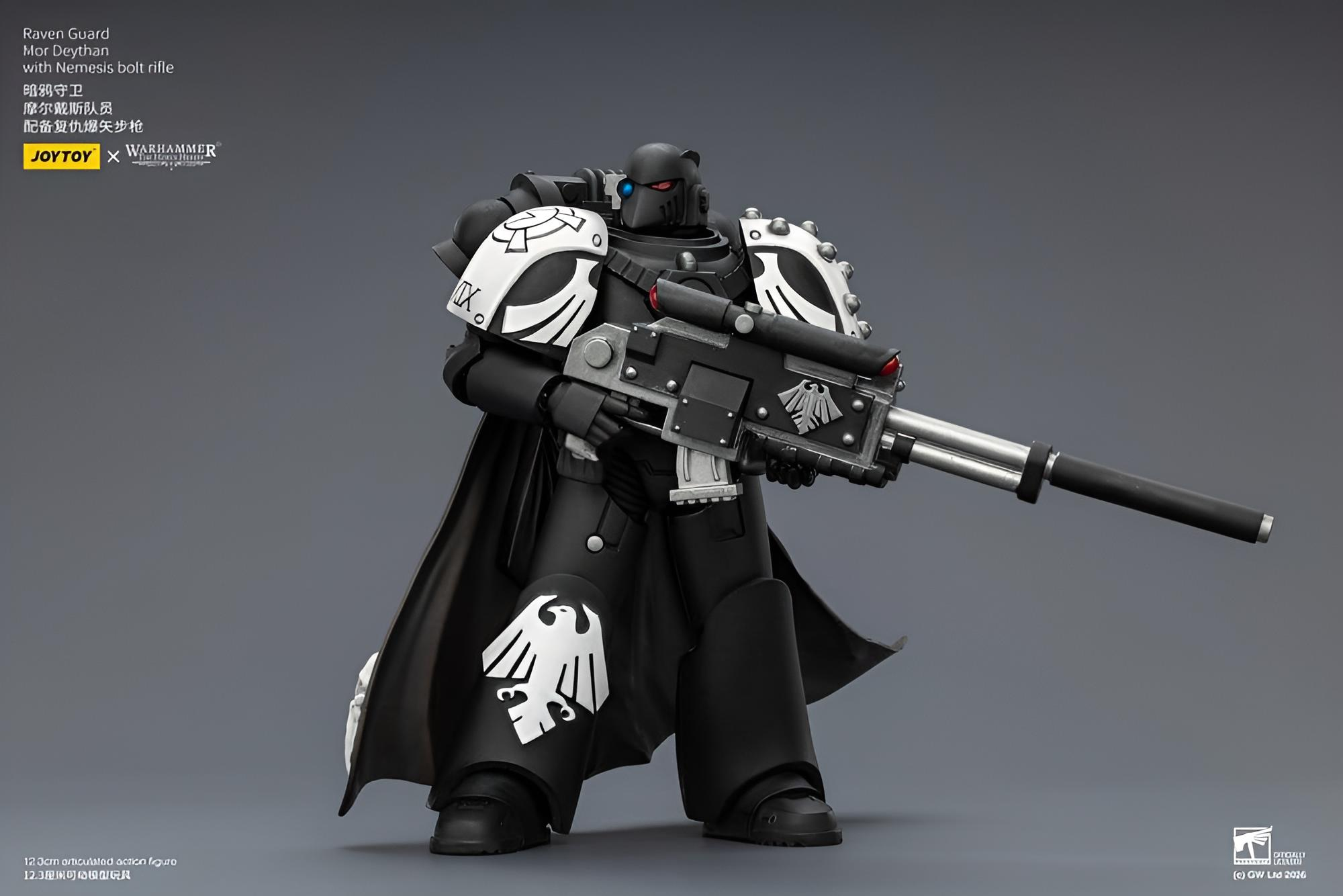 Czarno-biała figurka akcji Warhammer Raven Guard trzymająca duży karabin snajperski.