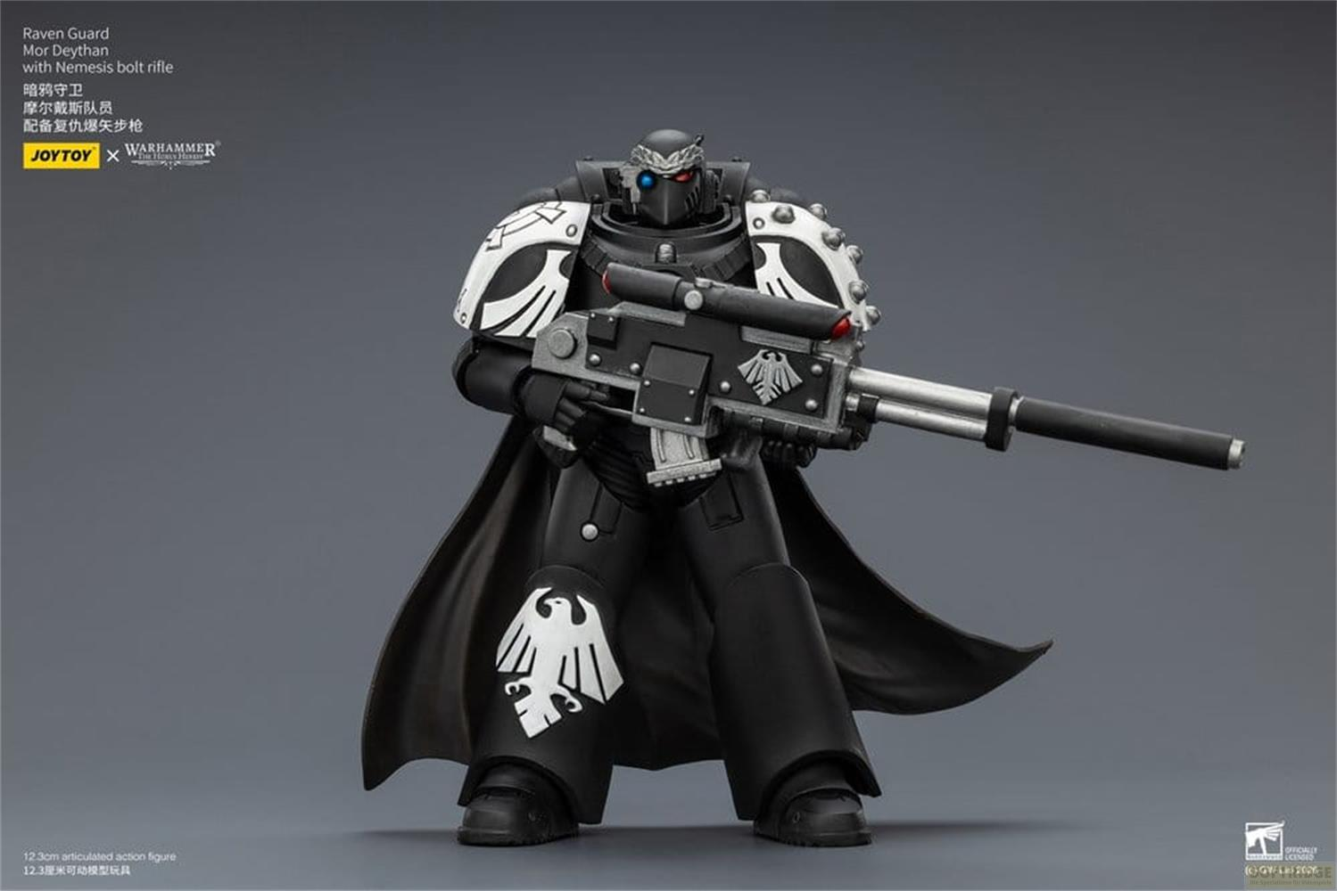 Czarno-biała figurka akcji Raven Guard trzymająca duży karabin snajperski na szarym tle.