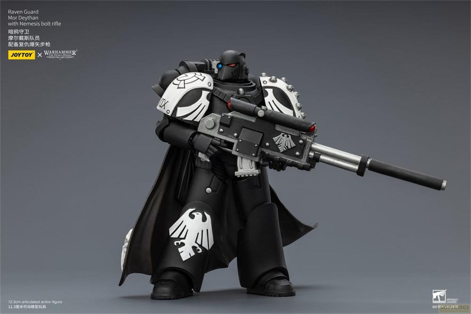 Czarna figurka akcji Warhammer z białym pancerzem, peleryną i dużym karabinem na szarym tle.