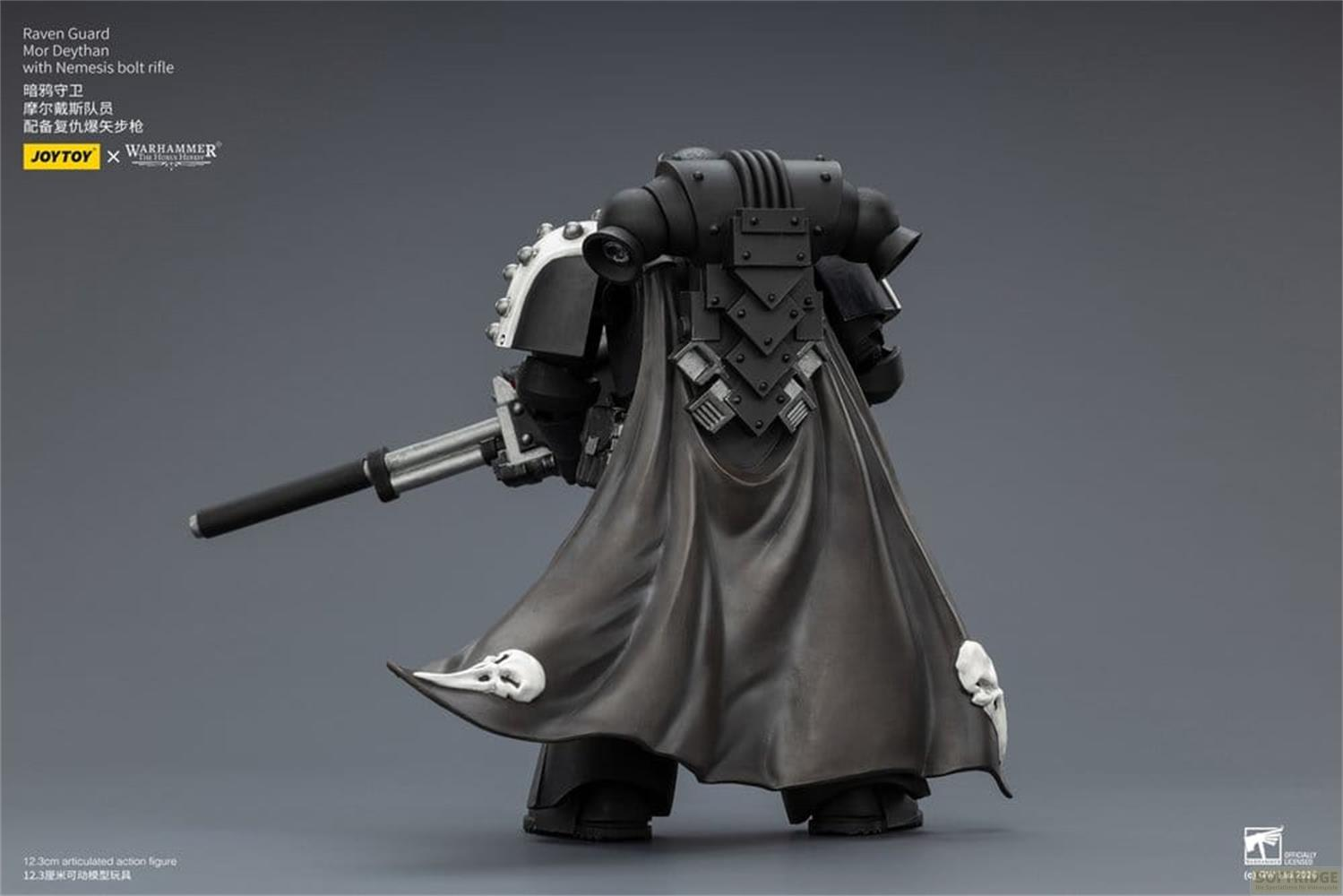 Czarna figurka akcji Warhammer od tyłu, w pelerynie i z karabinem w lewej ręce.