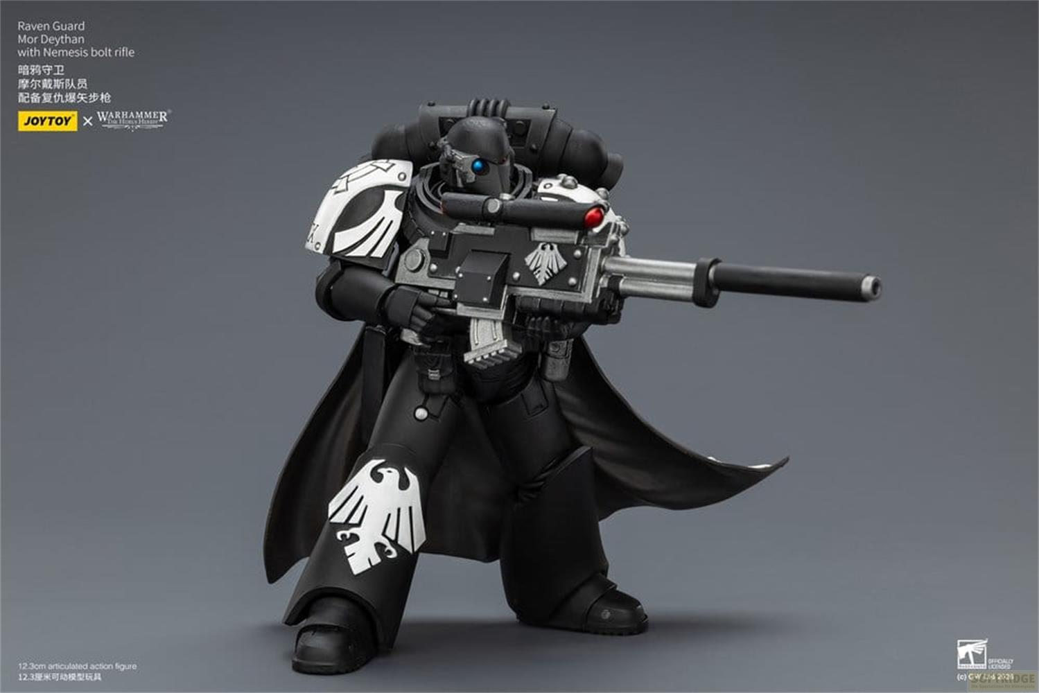 Czarna figurka akcji Warhammer w zbroi z peleryną trzymająca duży karabin.