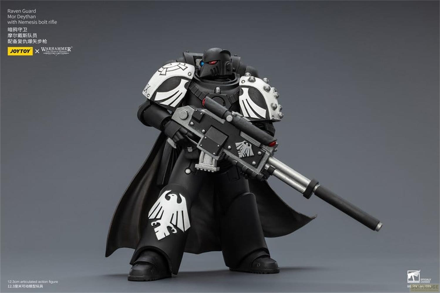 Czarna figurka akcji Warhammer z białym emblematem orła i dużym karabinem na szarym tle.