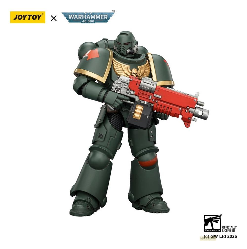 Ciemnozielona figurka Warhammer Space Marine trzymająca czerwonosrebrną ciężką broń bolterową.
