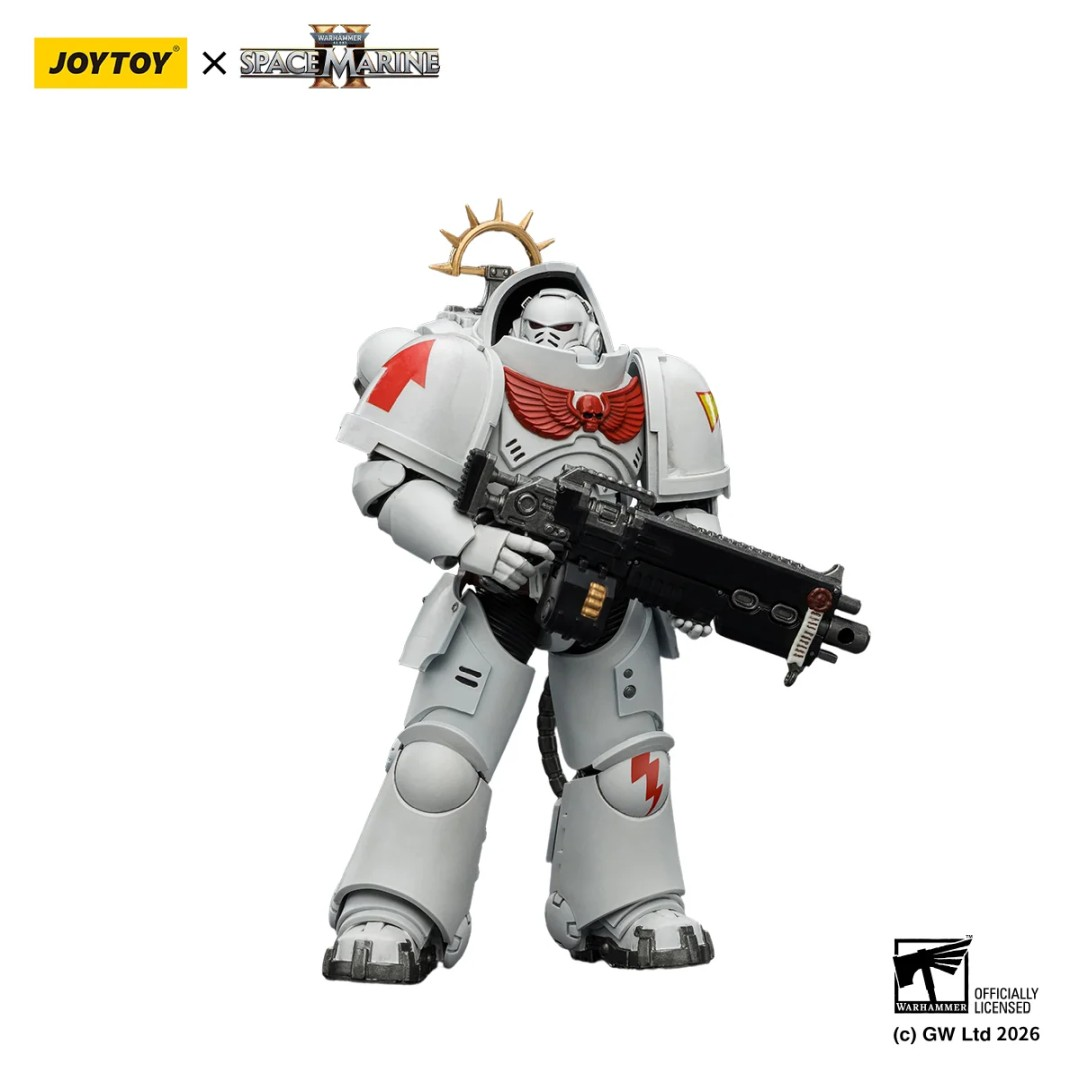 Biała figurka akcji Space Marine w zbroi trzymająca dużą czarną broń.