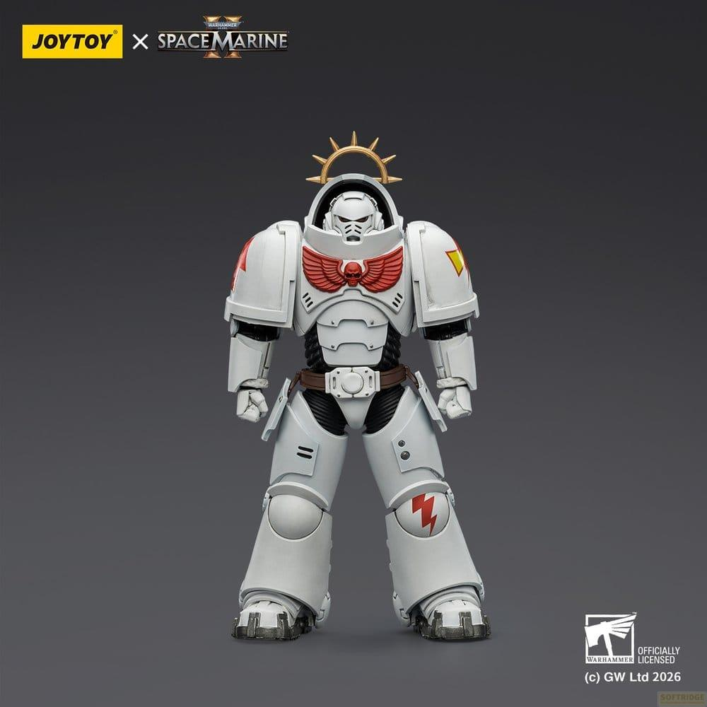 Biała figurka Space Marine z czerwonym orłem na piersi, złotą aureolą i symbolem błyskawicy.