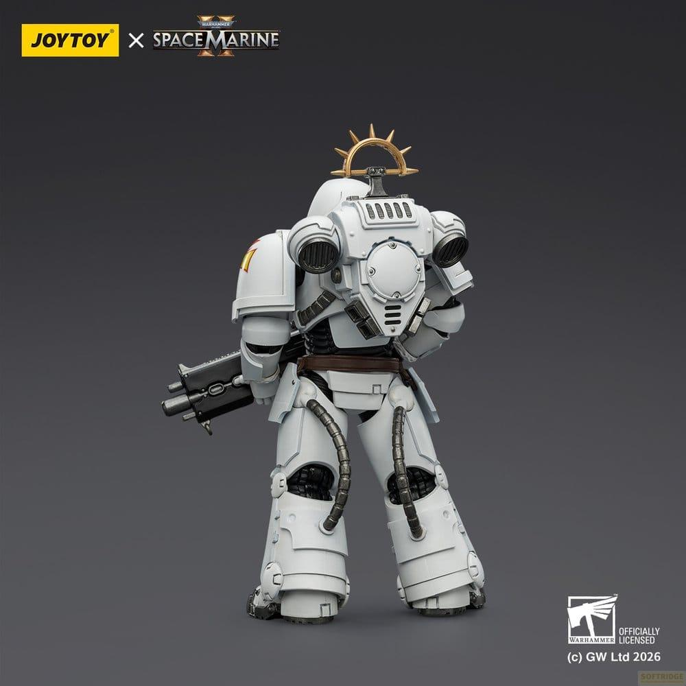 Widok z tyłu figurki akcji Space Marine w białej zbroi ze złotą aureolą i bronią na szarym tle.