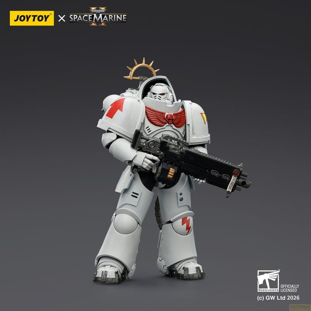 Biała pancerna figurka akcji Warhammer Space Marine trzymająca dużą czarną broń.