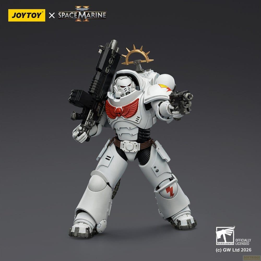 Biała figurka akcji Warhammer Space Marine z czerwonym emblematem, karabinem i pistoletem na szarym tle.