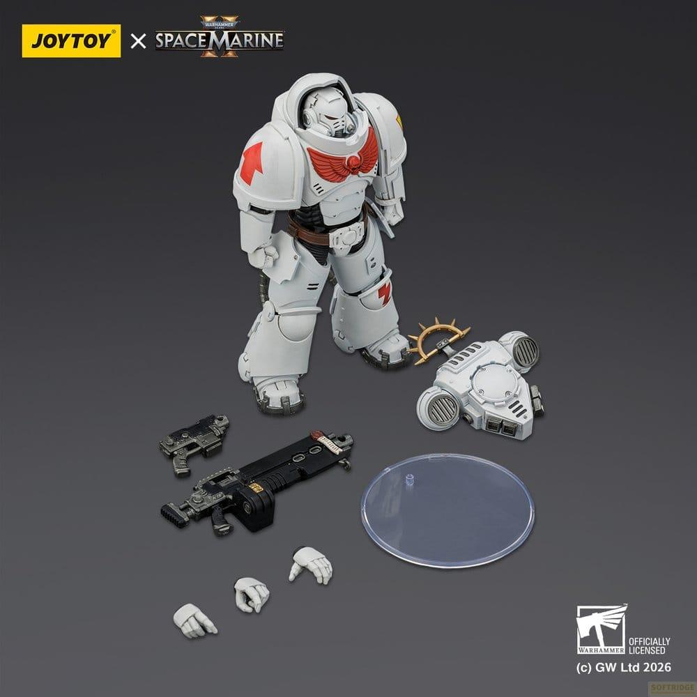 Biała figurka akcji Warhammer Space Marine z bronią, akcesoriami i okrągłą podstawką na szarym tle.