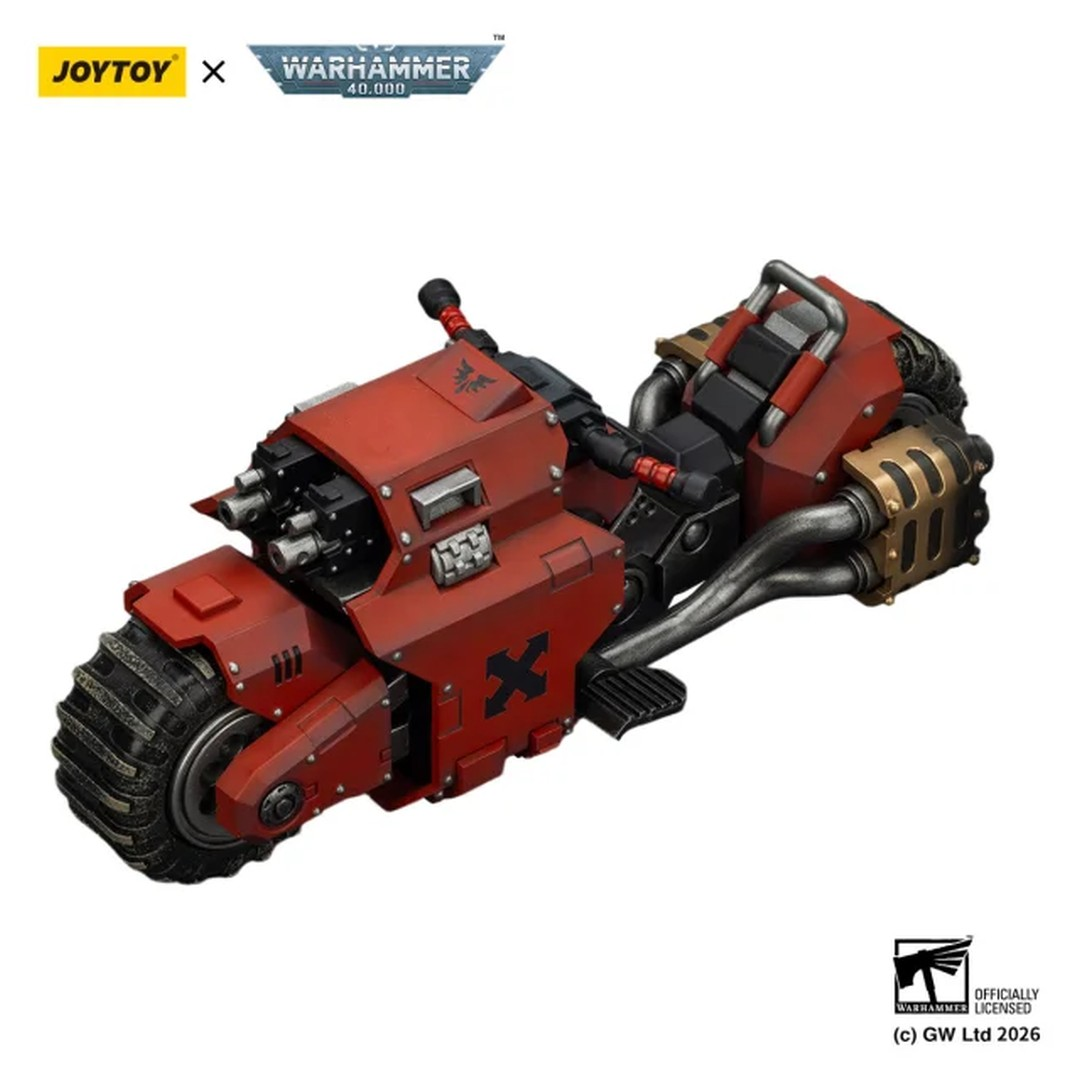 Czerwono-czarny motocykl-zabawka Warhammer 40k z grubymi oponami, srebrnymi rurami wydechowymi i czarnym krzyżem.