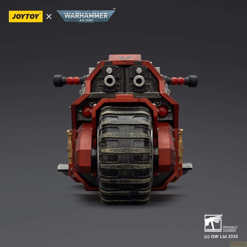 Widok z przodu czerwonego motocykla Warhammer 40,000 Joytoy z grubą oponą na szarym tle.